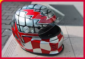 Ein Helm mit rot-weiß kariertem Design. Schützt den Kopf und verleiht dem Träger ein auffälliges Aussehen.